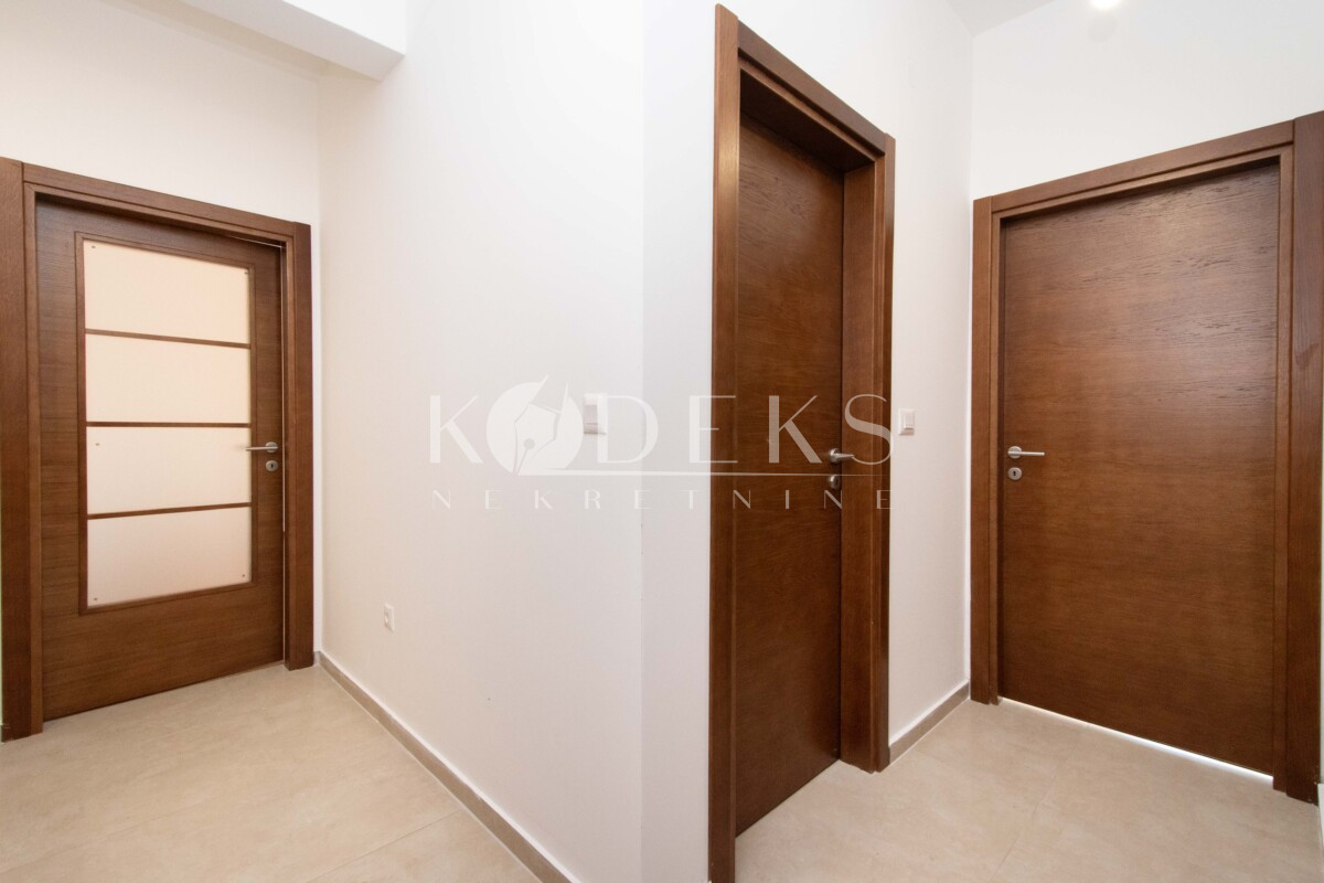 trosoban stan poslovni prostor izdavanje office business space three bedroom apartment for rent krivi most podgorica-10