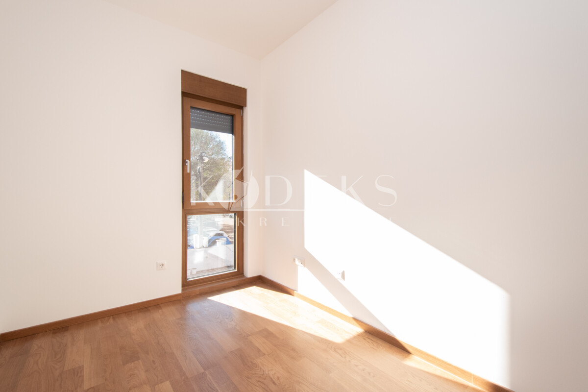 trosoban stan poslovni prostor izdavanje office business space three bedroom apartment for rent krivi most podgorica-8