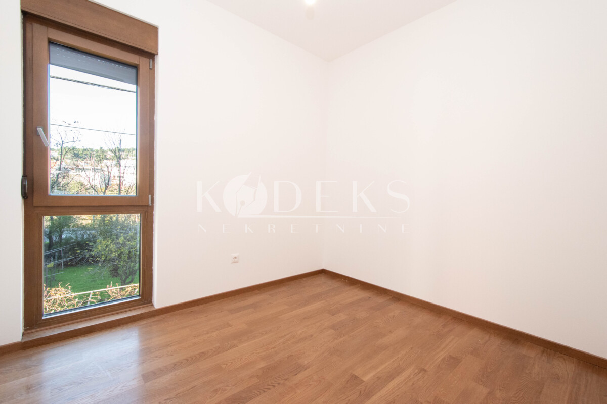 trosoban stan poslovni prostor izdavanje office business space three bedroom apartment for rent krivi most podgorica-9