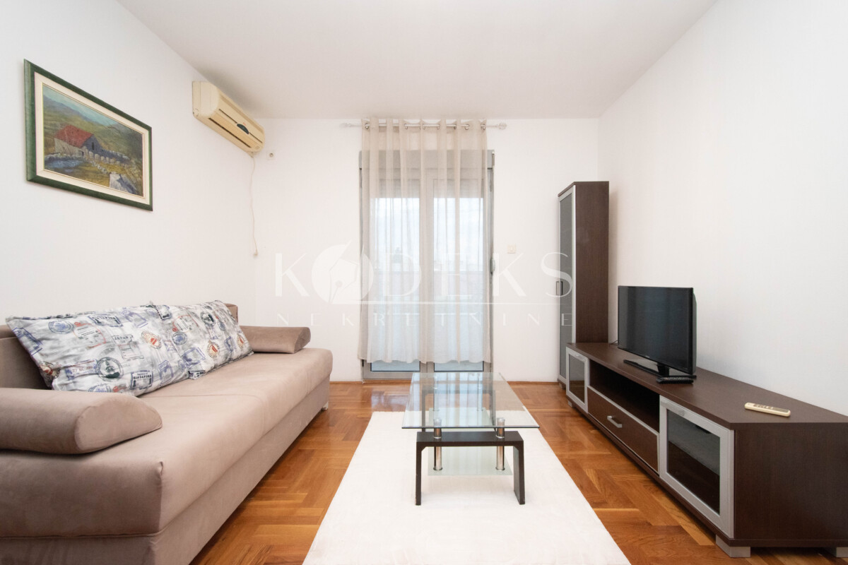 jednosoban stan izdavanje one bedroom apartment for rent podgorica Zabjelo zgrada Lipa splitske zgrade oktoih 21. maj -1